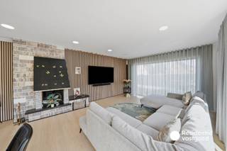 Op een aangename ligging nabij het centrum van Oudenburg bevindt zich deze alleenstaande bungalow op een perceel van 648 m². Dankzij de volledig gelijkvloerse indeling, drie slaapkamers en de zongerichte tuin is dit een bijzonder praktische woning met heel wat potentieel.<br /><br />De woning verwelkomt u via de inkomhal en beschikt over een open keuken met aansluitend een ruime en lichtrijke leefruimte. Het grote schuifraam zorgt voor een mooie verbinding met het terras en de tuin, terwijl de open haard extra sfeer brengt in de woonkamer.<br /><br />Verder zijn er drie slaapkamers en een badkamer met inloopdouche, dubbele lavabo en toilet. De voormalige garage werd ingericht als ruime wasplaats en beschikt bovendien over een extra douchekamer met toilet. Via deze ruimte is ook de stapelzolder bereikbaar, die voor bijkomende bergruimte zorgt.<br /><br />Buiten geniet u van een ruime oprit met elektrisch schuifhek, een zijtuin en een aangename, zongerichte achtertuin. Het terras met pergola en druivelaar vormt een gezellige plek om rustig van het buitenleven te genieten. Achteraan bevindt zich tevens een praktisch tuinhuis.<br /><br />De woning is voorzien van centrale verwarming op aardgas, dubbele beglazing en elektrische rolluiken aan de slaapkamers.<br /><br />Een interessante bungalow voor wie gelijkvloers wil wonen op een mooie locatie nabij het centrum van Oudenburg.