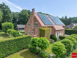 <p>Een charmante, energiezuinige villa met zwembad en indrukwekkend houten poolhouse in het groen van Zoersel</p>
<p>In een rustige, doodlopende straat in Zoersel, verscholen tussen het groen, bevindt zich deze bijzonder charmante woning die uitblinkt in ruimte, licht, comfort en privacy. Dankzij de uitstekende ligging geniet u hier van absolute rust en een groene omgeving, terwijl het centrum, scholen en alle voorzieningen vlot bereikbaar blijven.</p>
<p>Bij het betreden van de woning wordt u meteen omarmd door een warme en uitnodigende sfeer. Een lichte inkomhal met gastentoilet en vestiarekast verwelkomt u in deze charmante woning. De ruime leefruimtes genieten dankzij de grote raampartijen van een overvloed aan natuurlijk licht en staan in directe verbinding met de prachtig aangelegde tuin met zwembad en meerdere terrassen. De combinatie van hoogwaardige materialen, warme accenten en een doordachte indeling zorgt voor een bijzonder aangename woonbeleving.</p>
<p>De woonkamer vormt samen met de eetruimte het hart van de woning en beschikt over een sfeervolle gashaard, die zorgt voor extra warmte en gezelligheid tijdens de koudere maanden. De volledig ingerichte keuken sluit hier harmonieus op aan en biedt alle comfort voor dagelijks gebruik en gezellige momenten met familie en vrienden.</p>
<p>Een elegante houten trap met een prachtige vide leidt u naar de eerste verdieping waar de slaapkamers zich bevinden. De woning beschikt over een ruime mastersuite met een royale dressing en een stijlvolle badkamer, waardoor een echte privé-oase ontstaat. Daarnaast zijn er drie zeer ruime kinderkamers. Eén van deze kamers geniet dankzij de rechtstreekse verbinding met een volledig ingerichte zolderverdieping over een unieke extra ruimte, ingericht als een echte droomstudio voor elk kind. De kinderen beschikken bovendien over een aparte, ruime badkamer, uitgerust met een bad, inloopdouche, lavabo en toilet.</p>
<p>Verder beschikt de woning over een ruime waskamer, een praktische garage voor één wagen en een carport, waardoor ook op praktisch vlak aan alle comfort werd gedacht.</p>
<p>De zonnige, volwassen tuin met zwembad biedt volledige privacy en vormt de ideale setting voor lange zomeravonden, gezellige diners of ontspannen momenten met familie en vrienden.</p>
<p>Een absolute blikvanger van deze eigendom is het indrukwekkende houten poolhouse in de tuin. Dit stijlvolle bijgebouw vormt een volwaardige tweede leefruimte en is uitgerust met een gezellige zitruimte met kachel, een sfeervolle bar, een aparte bureauruimte, een sauna, douche en toilet. Hierdoor biedt het poolhouse een uitzonderlijke flexibiliteit: van ontspannings- en wellnessruimte tot volwaardige werk- of gastensuite. In combinatie met het zwembad, de zonnige terrassen en het omliggende groen ontstaat hier een unieke buitenbeleving met een permanent vakantiegevoel in eigen tuin.</p>
<p>Ook op vlak van energiezuinigheid scoort deze woning uitstekend dankzij de talrijke zonnepanelen, goed voor een gunstig EPC-label B, waardoor hedendaags comfort perfect gecombineerd wordt met duurzaam wonen.</p>
<p><strong>Bijzonderheden</strong></p>
<ul>
<li>Zee van ruimte en uitzonderlijke lichtinval</li>
<li>Prachtig aangelegde tuin met zwembad</li>
<li>Imposant houten poolhouse met wellness- en leeffaciliteiten</li>
<li>Energiezuinig wonen met EPC-label B</li>
<li>Aanzienlijke zonnepaneleninstallatie (PV)</li>
<li>Asbestvrij</li>
</ul>
<p>Kortom: een uitzonderlijk charmante en energiezuinige villa waar ruimte, licht, natuur en luxe buitenbeleving samenkomen. Een unieke thuis voor wie op zoek is naar rust, privacy en een hoogwaardige woonomgeving in het groene Zoersel.<br /><br />Voor meer informatie of bezoek aan deze gezellige woning neem contact met Sigalit via sigalit@reds.be of op 0475668474</p>