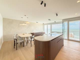 Een appartement dat werkelijk tot de verbeelding spreekt! Op de 15e verdieping van dit gebouw geniet u van een wervelend zeezicht, en niet te onderschatten: een minstens even bijzonder uitzicht op de duinen en het achterliggende hinterland. Een panorama zoals dit vindt u niet elke dag!<br /><br />Dankzij de 2 terrassen kan u hier de hele dag door van de zon genieten, waar u ook zit. Het appartement werd bovendien uitzonderlijk hoogwaardig afgewerkt, met een open inrichting en een smaakvolle materiaalkeuze die het geheel een echte allure geven. De ruim opgezette inkomhal zorgt meteen voor een verwelkomend gevoel bij binnenkomst.<br /><br />Met 2 volwaardige slaapkamers, een afzonderlijke badkamer én een ensuite douchekamer bij de hoofdslaapkamer, aangevuld met 2 toiletten, biedt dit appartement alle comfort dat u van een pand op dit niveau mag verwachten. Alsof dit nog niet genoeg is, werd ook de inkomhal van het gebouw zelf recent majestueus vernieuwd, wat meteen de standing van de residentie bevestigt.<br /><br />Praktisch is er tot slot de fietsenberging in de gemeenschappelijke delen, en wie graag met de wagen komt, kan een garage in het gebouw zelf verwerven.<br /><br />Kortom: een uniek appartement met een ongeëvenaarde ligging en afwerking. Dit is er eentje voor de liefhebber – wacht dan ook niet te lang en maak snel uw afspraak voor een bezichtiging!<br /><br />EPC: 200.
