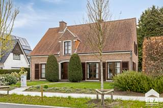 <u>Lommel:</u> Instapklare vrijstaande woning met 4 (mogelijk 5) slaapkamers. Gelegen in centrum nabij scholen en winkels.<br /><br /><u>Bijzonderheden:</u>
<ul><li>Royale inkomhal met vestiaire en toilet</li><li>Ruime living met parketvloer en open haard</li><li>Keuken met ontbijthoek</li><li>4 slaapkamers met parketvloer</li><li>2 badkamers</li><li>Kantoorruimte met afzonderlijke toegang</li><li>Grote garage (40m²)</li><li>Gunstig EPC</li></ul>