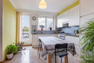 <strong>Ligging</strong><br />Op een uitstekende ligging in Beveren-Leie, een rustige en gegeerde deelgemeente van Waregem, worden deze twee boven elkaar gelegen appartementen samen te koop aangeboden. Dankzij de vlotte verbinding naar Waregem en Kortrijk en de nabijheid van winkels, scholen en horeca genieten beide units van een sterke aantrekkingskracht voor huurders.<br /><br /><strong>Indeling</strong><br />Beide appartementen beschikken over een gelijkaardige en functionele indeling. Via de inkomhal bereik je telkens een ruime en lichtrijke leefruimte die aansluit op een praktisch ingerichte keuken. Verder zijn er per appartement twee volwaardige slaapkamers en een badkamer met ligbad, lavabomeubel en toilet. Achteraan beschikt elk appartement over een ruim terras met een open en rustgevend uitzicht. Daarnaast is per appartement een privatieve autostaanplaats inbegrepen in de verkoop.<br /><br /><strong>Technisch</strong>
<ul>
<li>Beide appartementen worden verwarmd via aardgas (centrale verwarming).</li>
<li>Kortrijkseweg 156 beschikt over een EPC-label B.</li>
<li>Kortrijkseweg 158 beschikt over een EPC-label C.</li>
<li>De combinatie van degelijke energiescores en goed onderhoud maakt dit een duurzame investering.</li>
</ul>
<strong>Troeven</strong><br />Deze eigendom wordt in zijn geheel verkocht en biedt een onmiddellijk en stabiel huurrendement. Beide appartementen zijn reeds verhuurd aan betrouwbare huurders, waardoor leegstand vermeden wordt.
<ul>
<li>Kortrijkseweg 156 is verhuurd aan €660/maand.</li>
<li>Kortrijkseweg 158 is verhuurd aan €640/maand.</li>
</ul>
Dit resulteert in een totale maandelijkse huuropbrengst van €1.300.<br />Met twee autostaanplaatsen inbegrepen, een gunstige ligging en solide huurinkomsten is dit een zorgeloze en rendabele investering.<br /><br /><strong>Contact</strong><br />Interesse in deze opbrengsteigendom? Contacteer Cedrik via 0472/66.56.64 of via cedrik@real-immo.be voor meer informatie of het inplannen van een bezoek.