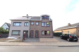 Bent u op zoek naar een duplex appartement met twee slaapkamers, ruim dakterras én dubbele garage in Hamme? Lees en kijk dan snel even verder!Dit...