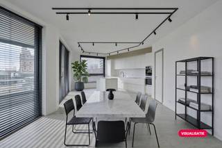 Cet appartement situé au deuxième étage bénéficie d'un emplacement privilégié à Anvers et offre une vue unique sur l'Escaut et le port de plaisance de Linkeroever. L'appartement dispose d'un chauffage au sol pour un confort optimal.Le quartier offre un équilibre parfait entre le calme et le dynamisme de la ville, avec toutes les commodités à portée de main.L'appartement d'environ 110 m² est divisé comme suit :- Espace de vie avec une vue magnifique sur l'Escaut- Cuisine ouverte avec îlot de cuisson- Rangement- Terrasse avec grandes fenêtres- 2 chambres à l'arrière- Salle de bain avec baignoire et douche- Rangement au sous-solPossibilité d'achat dans le cadre des frais d'inscription.Vous êtes intéressé par un nouveau bâtiment, un appartement ou une maison à vendre à Anvers ? N'hésitez pas à nous contacter.Si vous souhaitez vendre votre propre propriété, veuillez nous contacter pour une estimation gratuite, par téléphone au 03/206.76.76 ou par e-mail à antwerpen@dewaele.com. Vous pouvez également toujours vous adresser à nous pour toutes autres questions concernant l'immobilier, l'achat ou la vente à Anvers !