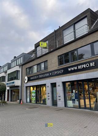 <p><span>Instapklare duplex op centrale locatie</span></p><p><span>Deze instapklare duplex is centraal gelegen en biedt een aangename woonervaring met veel lichtinval en een praktische indeling.</span></p><p><span>We betreden de woning via de inkomhal en komen vervolgens in de lichtrijke leefruimte met eetgedeelte en open, volledig geïnstalleerde keuken met berging. Vanuit de leefruimte is er directe toegang tot het gezellige terras ideaal om te ontspannen of gezellig buiten te eten.</span></p><p><span>Op dit verdiep vinden we ook een slaapkamer en een apart toilet.</span></p><p><span>Op de bovenverdieping bevindt zich een ruime kamer, een badkamer uitgerust met dubbele lavabo, ligbad en toilet, en nog een extra berging.</span></p><p><span>Garage verplicht bij aan te kopen voor 26.000 euro.</span></p><p><span> </span></p>