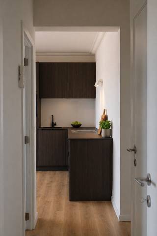 Op de vijfde verdieping van een goed onderhouden gebouw biedt dit lichtrijke appartement met twee slaapkamers alles wat u zoekt. Dankzij de hoge ligging geniet u van een mooi uitzicht en veel natuurlijk licht – de hele dag door.<br /><br />Indeling<br />Via de inkomhal met grote ingebouwde kast betreedt u de ruime en lichte living. De aansluitende keuken is volledig nieuw en uitgerust. Het appartement heeft twee slaapkamers: een ruime slaapkamer en een tweede kamer die als kinderkamer, bureau of dressing kan dienen. Verder is er een apart toilet, een badkamer met inloopdouche en een handige gangkast voor de wasmachine en droogkast. Aan de living en slaapkamers grenst een eigen ruim terras – ideaal om van de zon te genieten. In de kelder bevindt zich ook nog een afgesloten opslagruimte.<br /><br />Volledig gerenoveerd<br />De woning werd van a tot z aangepakt: nieuwe elektriciteit (volledig conform), vlotte afwerking en energiezuinige installaties (EPC-label B - 115).<br /><br />Topligging in de Brederodestraat<br />U woont op wandelafstand van het Zuiderpark en het KMSKA. Om de hoek vindt u gezellige koffiebars zoals Nordica. De Singel en E19 zijn vlot bereikbaar. Daarnaast zijn Station Antwerpen-Zuid en tramhalte op wandelafstand, ideaal voor pendelaars. Parkeergelegenheid voor bewoners is beschikbaar op de parking van het gebouw en aan nabijgelegen Konijnenwei.<br /><br />Troeven op een rij<br />• 5e verdieping met veel licht en zicht<br />• Volledig gerenoveerd, elektriciteit conform<br />• Nieuwe uitgeruste keuken + inloopdouche<br />• Eigen ruim terras<br />• EPC B – energiezuinig<br />• Zeer goed onderhouden gebouw<br />• Parking voor bewoners aan gebouw<br />• Op wandelafstand van Zuiderpark &amp; KMSKA