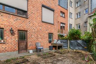 Een uitstekend gelegen te moderniseren opbrengsteigendom bestaande uit 2 appartementen, garage, kelders, oprit/parking en tuin. <br /><br />Op het gelijkvloers: inkomhal, ruime garage (52.00m²), 2 kelders, terras en tuin;<br />Appartement 1 (75m²): hal, living/leefruimte (30.00m²), keuken (6.30m²), 2 slaapkamers (15.00 / 9.25m²), douchekamer;<br />Appartement 2 (75m²): hal, living/leefruimte (30.00m²), keuken (6.30m²), 2 slaapkamers (15.00 / 9.25m²), douchekamer;<br /><br /><br />Buitenschrijnwerk hout enkel glas +rolluiken - 2x Individuele centrale verwarming aardgas (condensatieketel - Junkers)<br />Perceeloppervlakte: 1a 64ca - Kadastraal inkomen: 1.802 EUR<br />EPC: 312 Kwh/m² & 329 Kwh/m²<br /><br /> Stedenbouwkundige inlichtingen in aanvraag.