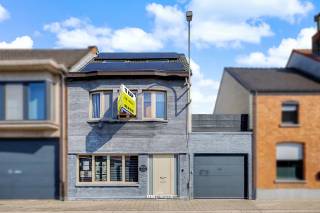 Located in a quiet street in the center of Beveren, this exceptionally spacious family home was renovated in 2009. Boasting no fewer than 7...