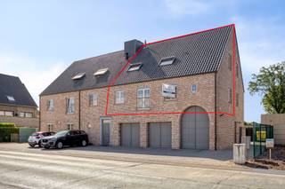 Meer info via 016/199 348 of info@homixx.be!<br /><br />Dit recente duplex appartement is gelegen in een kleine residentie in centrum Baal. Vlakbij winkels, scholen en openbaar vervoer.<br /><br />Via de inkomhal met gastentoilet komen we in de ruime en lichtrijke leefruimte. Naast de volledig uitgeruste keuken bevindt zich een handige aparte berging. <br />Op de tweede verdieping zijn 2 ruime slaapkamers en een badkamer met bad, dubbele lavabo en tweede toilet terug te vinden. <br />In de kelder is er een aparte persoonlijke berging terug te vinden. <br />Achteraan het gebouw bevindt zich nog een handige gemeenschappelijke fietsenstalling. <br /><br />De maandelijkse huurprijs bedraagt 950 EUR + 30 EUR gemeenschappelijke kosten = 980 EUR<br />Bovendien is het onmiddellijk beschikbaar!<br /><br />Ontdek snel het potentieel van dit knappe duplex appartement en maak je afspraak via 016/199 348 of info@homixx.be!