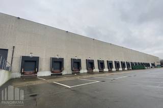 <strong>Logistiek pand</strong> te huur, bestaande uit een <strong>magazijn van 4.373 m²</strong> in combinatie met <strong>187 m² kantoorruimte</strong>.<br />Gelegen nabij Luchthaven Luik, met directe toegang tot de<strong> E313</strong> en <strong>E40,</strong> biedt dit pand een uitstekende bereikbaarheid.<br /><br />Het magazijn beschikt over een <strong>vrije hoogte van 10,6 m</strong>, twee laad- en losdocks, een gelijkvloerse roldeur, LED-verlichting met een lichtsterkte van 500 lux, zonnepanelen, gasverwarming en een sprinklerinstallatie, wat zorgt voor energie-efficiëntie en optimale operationele omstandigheden.<br /><br />De kantoorruimte van 187 m² is uitgerust met een warmtepomp. Daarnaast zijn er<strong> 10 parkeerplaatsen</strong> beschikbaar voor personeel en bezoekers.<br />Onmiddellijk beschikbaar!<br /><br />Contacteer <strong>PANORAMA B2B </strong>voor bijkomende (technische) inlichtingen, plannen of een vrijblijvend plaatsbezoek via 0479 70 70 70.