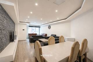 <p>Gerenoveerd woning te Beveren-Kruibeke-Zwijndrecht</p><p>Welkom in deze volledig gerenoveerde woning die een perfecte combinatie biedt van moderne luxe en praktisch wooncomfort. Dit charmante huis beschikt over 162 m² woonoppervlakte en een grondoppervlakte van 130 m², verdeeld over drie slaapkamers en één badkamer.</p><p>Deze woning heeft een professionele en stijlvolle renovatie ondergaan. Het glijkvloers beschikt over een ruime, open leefruimte met eetkamer die naadloos aansluit bij een ultramoderne designer-keuken. De keuken is voorzien van hoogwaardige inbouwapparatuur, inclusief meerdere Samsung-ovens, een Miele-koffiemachine en een inox afzuigkap. Het keukeneiland met donker werkblad biedt extra werkruimte en functionaliteit.</p><hr /><p><span>Deze woning heeft een professionele en stijlvolle renovatie ondergaan. Het gelijkvloers beschikt over een ruime, open leefruimte met eetkamer die naadloos aansluit bij een ultramoderne designer-keuken. De keuken is voorzien van hoogwaardige inbouwapparatuur, inclusief meerdere Samsung-ovens, een Miele-koffiemachine en een inox afzuigkap. Het keukeneiland met donker werkblad biedt extra werkruimte en functionaliteit. </span></p><p>De badkamer is van uitzonderlijke kwaliteit, voorzien van een dubbele wastafel, luxe tegels met natuursteeneffect en een ruime doucheregio met glazen wand. Alle installaties zijn van topkwaliteit en modern design.</p><hr /><p>De woning beschikt over drie comfortabele slaapkamers, ideaal voor een gezin of voor gasten. De slaapruimtes zijn licht en goed ingedeeld.</p><p>De zolderruimte is reeds voorzien van dakramen en biedt aanzienlijk potentieel voor verdere uitbouw of als opslagruimte.</p><p>De woning beschikt over een privépatio aan de achterzijde, waar het aangenaam vertoeven is. Opslag is beschikbaar in bergstructuur.</p><hr /><p>Deze woning bevindt zich in een rustige, goed bereikbare buurt met nabijheid tot voorzieningen en gemak van stedelijk wonen.</p><p>Noteer alvast ook de conforme elektriciteitskeuring. </p><p>Vraag uw bezoek eenvoudig online aan, telefonisch via 09 310 77 07 of via info@woonhoekvastgoed.be</p>