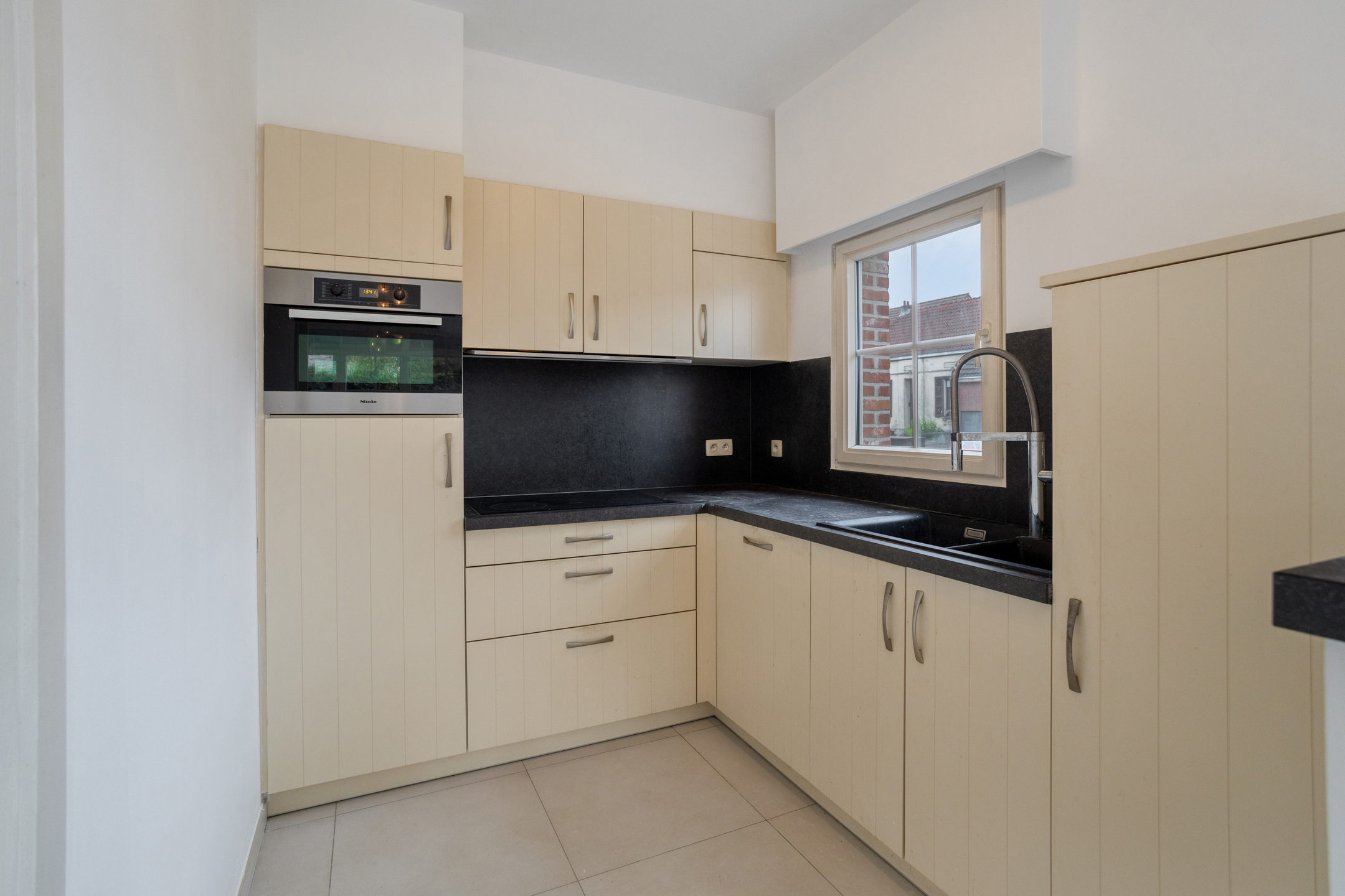 Gelijkvloers appartement met 2 slaapkamers, garage en tuin. - foto 5