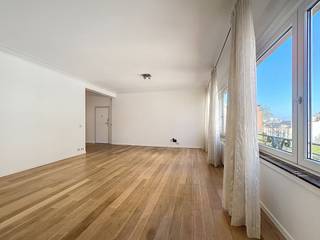 <p><span>Ideaal gelegen tussen de levendigheid van de wijk rond de Begraafplaats van Elsene en de rust van het Ter Kamerenbos, biedt dit aangename appartement met 2 slaapkamers van ±94 m² een bijzonder gegeerde woonomgeving op een steenworp van de ULB.</span></p>
<p><span>Bij het binnenkomen wordt u verwelkomd door een echte vestiaire, praktisch voor het dagelijkse leven. De woning opent vervolgens naar een lichtrijke woonkamer, perfect om te genieten van een gezellige leefruimte. De grote, aparte keuken geeft toegang tot een terras, ideaal om even buiten te zitten of rustig van een moment te genieten.</span></p>
<p><span>De nachthal geeft toegang tot twee comfortabele slaapkamers en een badkamer. Voor extra comfort zijn een wasmachine en een droogkast reeds geïnstalleerd, en twee private kelders vervolledigen het geheel.</span></p>
<p><span>De ligging is een echte troef: op 1 minuut van de ULB, op 500 m van de Cambre Étoile en de levendige wijk rond de Begraafplaats van Elsene, bekend om zijn talrijke winkels, restaurants en dynamische sfeer. Natuurliefhebbers zullen ook de nabijheid van het Ter Kamerenbos waarderen, bereikbaar in ongeveer 8 minuten te voet. Het Delta-ziekenhuis ligt eveneens op ongeveer 20 minuten wandelen.</span></p>
<p><span>Het openbaar vervoer is vlot bereikbaar met de tramlijnen 8 en 25 en bus 72 in de nabijheid.</span></p>
<p><span>Gelegen in een goed onderhouden mede-eigendom beschikt het appartement over een EPC-score D+.</span></p>
<p><span>💰 Huurprijs: € 1.335 / maand</span><br /><span>💰 Voorschot kosten: € 165 / maand, inclusief verwarming, warm water, elektriciteit en onderhoud van de gemeenschappelijke delen.</span></p>
<p><span>📩 Beschikbaar voor bezoeken – neem snel contact op met Angélique!</span></p>