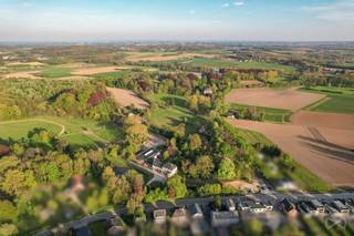 Ontdek deze uitzonderlijke kasteelvilla, prachtig gelegen in een groene en rustige parkzone van meer dan 3,9 hectare. Deze unieke eigendom...