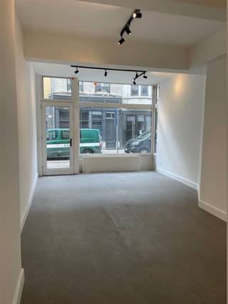 Dit commercieel handelspand is gelegen op het gelijkvloers van een zeer goed gelegen gebouw in het hartje van Antwerpen. Op wandelafstand vindt...