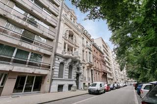 Monumentale herenwoning naar het ontwerp van architect Jean Baptiste Vereecken uit 1889. Het eigendom is gesitueerd nabij het Koning Albert- en Harmoniepak nabij verscheidene invalswegen. <br /><br />Een Eclectische voorgevel met sierlijke plint en pui uit blauwe hardsteen is verder opgebouwd in witte natuursteen. Een balkon op de eerste en tweede verdieping zijn afgewerkt met Dorische zuilen en twee hermbeelden. Een dubbele poortdeur geeft toegang tot een royale inkomhal waar het Eclecticisme wordt doorgetrokken.<br />Het schoonverdieping bestaat uit een salon, eetkamer en aansluitend tuinkamer. De ruimtes worden gekenmerkt door hoge plafonds, originele parketvloeren in combinatie met houten lambrisering en een originele haardmantel. De tuinkamer geeft toegang tot het terras en leidt vervolgens naar een ruime keuken die is ondergebracht in het voormalige koetshuis. <br />Een centrale trapzaal verbindt de verdiepingen waar zich verscheidene slaap- en badkamers bevinden. <br /><br />Een grote souterrain loopt onder de gehele herenwoning. <br /><br />Het koetshuis herbergt bijkomende verscheidene bergruimtes in de voormalige stallen. <br /><br />De achteringang van de woning biedt mogelijkheden tot parkeren. <br /><br />Het eigendom heeft steeds dienst gedaan als feestzaal met traiteuractiviteiten.