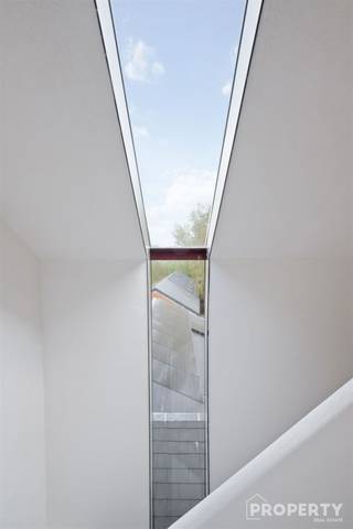 <p><span>Stijlvol en volledig gerenoveerde penthouse (120 m²) op topligging.</span></p><p><span>Deze prachtige penthouse is gelegen op een uitstekende locatie langs de Izegemsestraat 1 in Rumbeke, een vlotte verbinding , belangrijke invalswegen en tal van winkels, scholen en voorzieningen in de nabije omgeving. <br />Deze centrale ligging combineert bereikbaarheid met comfortabel wonen.</span></p><p><span>Het appartement werd in 2026 volledig gerenoveerd met oog voor kwaliteit en hedendaags wooncomfort. U wordt verwelkomd in een ruime en lichtrijke woonkamer die naadloos overgaat in een open, volledig ingerichte keuken ideaal voor wie houdt van een moderne leefomgeving.</span></p><p><span>De penthouse beschikt over twee volwaardige slaapkamers en een stijlvolle badkamer voorzien van een instapdouche. Daarnaast zijn er twee terrassen waar u op elk moment van de dag kan genieten van zon en buitenruimte.</span></p><p><span>Extra troeven zijn de handige berging, een privatieve kelderruimte, een carport én een bijkomende parkeerplaats.</span></p><p><span>Met een gunstige EPC-score B en conforme elektriciteit is dit appartement niet alleen instapklaar, maar ook energiezuinig en toekomstgericht.</span></p><p><span>Een unieke kans voor wie op zoek is naar ruimte, comfort en een uitstekende ligging in Rumbeke.</span></p><p><span> </span></p><p><span>Langskomen? Geef een seintje op <span>info@property-vastgoed.be</span></span><span> of 0476 46 12 87</span></p>
