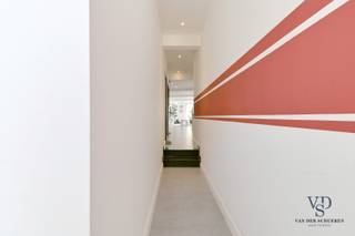 Bij het binnenkomen van de woning wordt u verwelkomd in een inkomhal die een rechtstreekse verbinding vormt met de inpandige garage,...