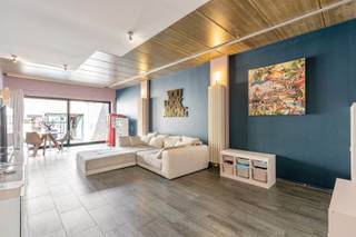 Residentie de Bunderie is gelegen langs de Bunderstraat ter hoogte van nummer 7, op enkele minuutjes van het centrum van Munsterbilzen. <br />Vlakbij vindt men tal van winkels, de supermarkt, de school en het mooie Munsterbos. Op slechts een drietal kilometer treft men het centrum van Bilzen.<br /><br />Dit specifieke aanbod bestaat uit 2 eenheden, deeluitmakende van deze kleinschalige residentie:<br />- een gelijkvloersappartement met een netto bewoonbare oppervlakte van 96 m² + standplaats<br />- een ingerichte polyvalente ruimte, toegankelijk langs de inrit en via het terras aan het appartement<br /><br /><br />INDELING/OMSCHRIJVING:<br /><br />- GELIJKVLOERSAPPARTEMENT<br /><br />Het appartment met een degelijke maar bescheiden basisafwerking is in zeer verzorgde en goede staat. Noch in de privatieve nog in de gemeenschappelijke delen zijn noemenswaardige verwachte kosten aan de orde. Tot op heden wordt dit eigendom verhuurd aan een basishuurprijs ten bedrage van 595 EUR per maand, mogelijk te indexeren met onmiddellijke ingang tot 742,74 EUR. Tot op heden kan gunstig dossier met stabiele huurbetalingen voorgelegd worden. <br /><br />- inkom, tellerlokaal<br />- ruime leefruimte (42m²) met zicht op en toegang tot het ruime en netjes beklinkderde privéterras, (39m²)<br />- ingerichte keuken <br />- apart toilet<br />- badkamer met bad en meubel <br />- Grote ruimte op heden dienst doende als twee slaapkamers, in het midden gescheiden door een wegneembare wand/kast. <br />- Berging/wasplaats. <br />- ruime terras, netjes beklinkerd, en met rechtstreekse toegang tot de achterliggende ontmoetingsruimte/polyvalente ruimte<br /><br />Inbegrepen in de prijs is nog de standplaats voor het gebouw.<br /><br />EPC: 286 kWh/m² pj - label C<br />CV op aardgas<br />Geen renovatieplicht<br /><br /><br />- POLYVALENTE RUIMTE<br />Grote polyvalente ruimte die tot op heden dienst gedaan heeft als ontmoetingsruimte, verbonden aan een vroeger buurtcafé. De uitbating van het buurtcafé werd stopgezet en het onroerend goed werd herbestemd als appartement, zijnde het gelijkvloersappartement deeluitmakend van dit vrijwel unieke aanbod. <br /><br />Deze verzorgde, uitstekend onderhouden ruimte is afgewerkt met een mooie gladde betonvloer en samengesteld uit <br />- een grote zaal met netjes uitgeruste toog, bereikbaar via de inrit en via het terras van het appartement (10,73m * 11,70m = 125,41 m²)<br />- een ruimte met sanitaire voorzieningen (dames- en herentoilet) (12,462 m²)<br />- een keukentje (10,20 m²)<br /><br />Dit gebouw is op heden gekend ten kadaster - en vergund - als een ontmoetingsruimte. Meer toelichting over de mogelijke invullingen die hieraan gegeven kunnen worden geven wij u graag tijdens een vrijblijvend bezoek ter plaatse.