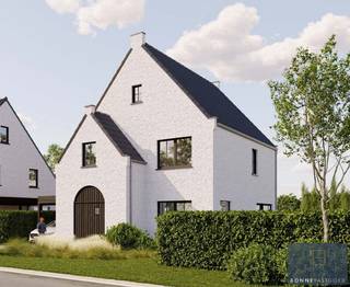 Voor €306.746 exclusief 21% BTW laat u deze alleenstaande woning bouwen met lucht/water warmtepomp, zonnepannelen en conform alle isolatienormen.<br /><br />De weergaves zijn van een voorbeeldwoning. U kunt de plannen naar eigen wensen creëren. Er is tevens geen verplichting aan een bouwfirma.<br /><br />U kunt ook enkel de grond aankopen voor €330.000 .<br /><br />De locatie vormt de ideale combinatie tussen de nabijheid van buurtwinkels, lagere scholen (Sint-Rita en Moerkerke),… én een groene omgeving met wandel en fietsmogelijkheden naar hartenlust. De nieuwe aansluiting op A11-E34 zorgt voor vlotte verbinding naar de kust en het binnenland.<br /><br />Bouwmogelijkheden woning:<br />-Bouwdiepte gelijkvloers: indien 1 bouwlaag: max. 20 meter, indien 2 bouwlagen: max. 15 meter<br />-Bouwdiepte eerste verdieping: max. 12 meter<br /><br />Bouwmogelijkheden bijgebouw:<br />-oppervlakte: max. 50m²<br />-nokhoogte: max. 5 meter<br /><br />Bent u op zoek naar een nieuw te bouwen alleenstaande nieuwbouwwoning?<br /><br />Contacteer Bonne Vastgoed 7 op 7 via 050/73.73.73 of info@bonnevastgoed.be