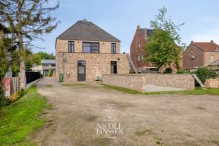 Dit veelzijdige pand combineert een zeer mooie handelsruimte op het gelijkvloers met een volwaardige ruime woning op de verdieping. Een interessante combinatie voor wie wonen en werken op één locatie wil samenbrengen. De degelijke en kwalitatieve materialen en stijlvolle inrichting maken dit pand uniek in zijn soort. De grote kelder met inrit langs achteren biedt nog extra bergruimte. <br /><br />=> Ligging<br />Dit nieuwe pand is vlot bereikbaar en geniet van een strategische locatie voor uiteenlopende handels- of professionele activiteiten. <br />Op eigen terrein is er meer dan voldoende parkeergelegenheid en de uitstekende zichtlocatie vlakbij Maasmechelen en Dilsen is bijzonder interessant. <br /><br />=> Gelijkvloers - handel<br />- Zeer mooie verbruiksruimte, ideaal voor afhaaldiensten of winkel in detailhandel<br />- Veel lichtinval in deze verzorgde winkelruimte<br />- De bruikbare handelsoppervlakte van maar liefst 175m² maken dat dit pand geschikt is voor diverse doeleinden<br />- Zo zijn er diverse luchtige werkruimtes<br />- Momenteel ingericht met een afwaskeuken, magazijn, toilet, ...<br />- Aan de voorzijde van het pand is er nog een aparte kantoorruimte, afzonderlijk te bereiken maar ook in verbinding met de achterliggende ruimtes<br />- Voldoende bergruimtes/archief<br /><br />=> Verdieping - woning<br />- Via de mooie natuurstenen trap komt men in de bovengelegen ruime woning<br />- Veel licht typeert deze ruime woonkamer<br />- L-vormige leefruimte met open keuken, voorzien van alle nodige comfort<br />- Gastentoilet met fonteintje in de hal<br />- Wasplaats/berging<br />- Ouderlijke slaapkamer met airco en rechtstreekse verbinding naar ruimte voor dressing<br />- Tweede slaapkamer met ruimte voor dressing<br />- Stijlvolle badkamer met grote inloopdouche, toilet en waskom op mooi badkamermeubel<br />- Zeer ruim terras aan de achterzijde met een zeer mooi vergezicht over de achterliggende weilanden<br /><br />=> Zolder<br />- Grote propere en geïsoleerde zolder, eventueel verder in te richten of af te werken<br /><br />=> Kelder<br />- Gegoten praktische kelder/garage van 42m², bereikbaar via een automatische sectionaalpoort<br /><br />=> Tuin<br />- Er bevindt zich nog een apart stukje tuin dat fijn privé te gebruiken is<br /><br />=> Indeling<br />-- Gelijkvloers - handelspand: winkelruimte/verbruiksruimte, bureel/ontvangstruimte met eigen ingang, toilet, grote werkplaats/atelier, twee bergruimtes en afwasruimte/berging;<br />-- Verdieping - woning: overloop, gastentoilet, L-vormige woonkamer met open keuken, wasplaats, badkamer, ouderlijke slaapkamer met ruimte voor dressing, tweede slaapkamer met ruimte voor dressing, dressings zijn gescheiden door een geïsoleerde gyprocwand, waardoor het eenvoudig is om hiervan een extra slaapkamer van te maken en ruim terras;<br />-- Zolder: grote open ruimte (verder af te werken en in te richten);<br />-- Kelder: kelder/garage van 42m²