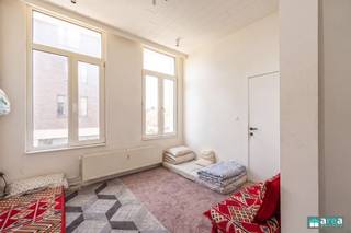 <p><span>Deze interessante investering bevindt zich in de gezellige en residentiële wijk Klein-Antwerpen. Het betreft een opbrengsthuis thans ingedeeld voor 7 zelfstandige woningen (studio’s telkens van 20m²), maar staat kadastraal gekend als huis. Er zijn conformiteitsattesten aanwezig, waardoor er zonder zorgen verhuurd kan worden. Het gebouw is in uitstekende staat (in 2023 gerenoveerd/ opgefrist) en de huurinkomsten zijn zeer stabiel. Het pand bevindt zich centraal tussen 2 parken (Stadspark en Harmoniepark), in de nabijheid van winkels en scholen. Met het openbaar vervoer ben je binnen enkele minuten in het stadscentrum, met de auto ben je zo op de Ring en de E19.</span></p><p><span> </span></p><p><span>Kortom, een leuke en zorgeloze investeringsopportuniteit met gegarandeerd rendement!</span></p><p><span> </span></p><p><span>Grootste troeven:</span></p><p><span>-Top locatie!</span></p><p><span>-Verhuurde units (huuropbrengst: €4490/mnd)</span></p><p><span>-TOPRENDEMENT van 8,1%!</span></p><p><span>-Conformiteitsattesten aanwezig!</span></p><p><span>-Zéér gunstig EPC “B”: 155kWh/(m²/jaar)</span></p><p><span>-Conforme EK’s + asbestveilige attesten</span></p><p><span>-Zelden of nooit leegstand</span></p><p><span> </span></p><p><span>Indeling:</span></p><p><span>-GLVL (studio links van 20m² + studio rechts van 20m² met dezelfde indeling): living met slaaphoek en een open keuken, aparte badkamer met douche en toilet.</span></p><p><span>-V1 (studio links van 20m² + studio rechts van 20m² met dezelfde indeling): living met slaaphoek en een open keuken, aparte badkamer met douche en toilet.</span></p><p><span>-V2 (studio links van 20m² + studio rechts van 20m² met dezelfde indeling): living met slaaphoek en een open keuken, aparte badkamer met douche en toilet.</span></p><p><span>-V3 (studio rechts van 20m² met dezelfde indeling): living met slaaphoek en een open keuken, aparte badkamer met douche en toilet.</span></p><p><span> </span></p><p><span>Voor meer informatie kan u terecht bij Area Partners. INFO@area.be of 03/284.60.60</span></p>
