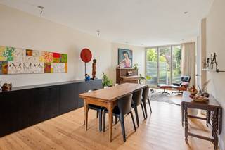 <p>Deze prachtige <strong>instapklare burgerwoning</strong> is gelegen in de populaire Rijsenbergwijk, nabij Station Gent Sint Pieters. Gezien de indeling van het pand; ook interessant voor vrije beroepen of als kangoeroewoning. <br /><br />De woning (264m² oppervlakte volgens EPC) combineert <strong>authenticiteit</strong> met een aaneenschakeling van lichtrijke ruimtes en terrassen met veel privacy.<br /><br />Op vlak van <span>ENERGIE&TECHNIEKEN</span> werd de woning volledig gemoderniseerd:<br />- EPC B<br />- HR-glas / driedubbel glas<br />- Zonneboiler<br />- Zonnepanelen<br />- Laadstation auto<br /><br />Daarnaast zijn er nog vele extra's die bijdragen aan een <strong>verhoogd wooncomfort.</strong><br /><br /><span>INDELING:</span><br />De gelijkvloerse verdieping biedt tal van mogelijkheden en kan ingericht worden als praktijkruimte voor een vrij beroep, kantoor of als kangoeroewoning. Momenteel ingericht als slaapkamer, leefruimte, keuken en badkamer met een groot terras.<br />Daarboven vinden we dan nog de primaire leefruimte met keuken, terras, badkamer, 2 slaapkamers met terras en tenslotte de zolder die nog kan worden omgevormd tot extra slaapkamer.<br />De woning is verder ook volledig onderkelderd. <br /><br /><strong>Een veelzijdige en karaktervolle woning voor wie ruimte, authenticiteit en hedendaags comfort wil combineren.</strong><br /><br />Aktedatum uiterlijk eind februari 2027 (compromis kan getekend worden in 2026 om nog te kopen aan 2% registratierechten) <br />Woning komt vrij uiterlijk 1 september 2027.</p>