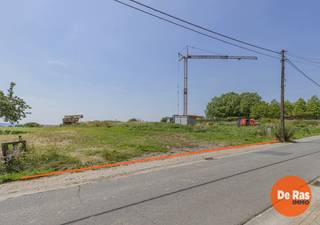 STEENHUIZE - WIJNHUIZE - Ruime bouwgrond met achterliggende weide van 4.238 m² in landelijk Steenhuize-Wijnhuize<br /><br />Deze uitzonderlijke bouwgrond met achterliggende weide (lot 1B) heeft een totale oppervlakte van maar liefst 42a 38ca en is gelegen in het rustige en landelijke Steenhuize-Wijnhuize. <br /><br />De grond is vlak gelegen en beschikt over een straatbreedte van 16,60 meter (loten 6 en 6A volgens het bijgevoegde plan). Als laatste bouwperceel aan deze zijde van de straat geniet u van een blijvend open en landelijk uitzicht, zowel achteraan als langs de zijkant van de toekomstige woning.<br /><br />Het perceel is deels gelegen in woongebied met landelijk karakter en deels in agrarisch gebied, wat zorgt voor een groene en rustige omgeving met tal van mogelijkheden.<br /><br />Bent u op zoek naar de ideale locatie voor het realiseren van uw droomwoning? Of wenst u een ruime bouwgrond voor een open bebouwing met een prachtig uitzicht en voldoende ruimte voor het houden van dieren of paarden? Dan is dit perceel absoluut een bezoek waard.<br /><br />Gronden van deze omvang en met dergelijke ligging zijn uiterst zeldzaam op de markt. Wacht niet te lang en ontdek zelf de vele troeven van dit unieke aanbod.<br /><br />Voor meer info of bouwvoorschriften 053/60.65.60.<br /><br />Belangrijkste bouwvoorschriften:<br />- Voorbouwlijn op ca. 13 m achter de voorste perceelgrens<br />- Max. voorgevelbreedte: 10,60 m, met een bouwvrije strook van 3 m langs beide zijden<br /><br />Afwerking mogelijk met:<br />- Hellend dak (max. 45° helling, kroonlijsthoogte max. 6,60 m)<br />- Plat dak (max. hoogte 6,6 m)<br /><br />Maximale bouwdiepte:<br />- Gelijkvloers: 15 m<br />- Verdieping: 12 m
