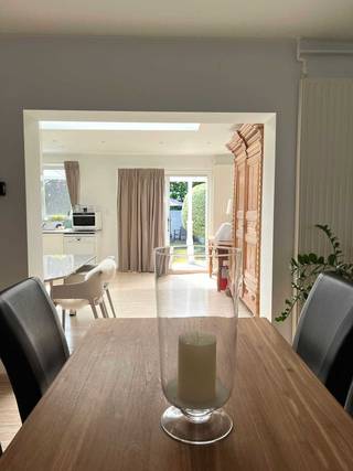 Instapklare woning met zonnige tuin in een rustige buurt<br /><br />Ontdek deze instapklare woning die uitblinkt in ruimte, licht en comfort. Dankzij de gunstige ligging in een rustige buurt nabij scholen, supermarkten en andere voorzieningen, geniet je hier van het ideale evenwicht tussen bereikbaarheid en aangenaam wonen.<br /><br />Binnenin word je verwelkomd door een ruime, met natuurlijk licht overgoten leefruimte, perfect voor gezellige familiemomenten. Via de leefruimte heb je toegang tot de zonovergoten tuin, een plek waar je het hele jaar door van rust en privacy kan genieten.<br /><br />De woning beschikt over drie slaapkamers, waarvan één op de zolderverdieping. Daarnaast is er een extra kamer op de eerste verdieping die uitstekend kan dienen als bureau of logeerkamer.<br /><br />Ook praktisch zit je hier helemaal goed. Je hebt voortuin parking en een droge kelder. De woning geniet van een gunstig EPC, mede dankzij het volledig geïsoleerde dak.<br /><br />Ben je op zoek naar een comfortabele, instapklare woning met veel licht, een prachtige tuin en alle troeven op een toplocatie? Dan is dit jouw kans.<br /><br />( carisebussens@hotmail.com)