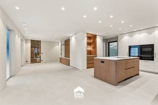 <p>Volledig afgewerkt en smaakvol ingericht met de keuken als centraal hart van de woning.</p><p><br /></p><p>Gelijkvloers wonen is mogelijk dankzij slaapkamer/bureau en badkamer op het gelijkvloers. Boven zijn er nog 4 slaapkamers en een tweede badkamer. Alle kamers zijn uitgerust met maatwerk ingemaakte kasten.</p><p><br /></p><p><strong>﻿Instapklare woning recht uit de boekjes!</strong></p><p><br /></p><p>Onderhoudsvriendelijke tuin, centrale ligging op wandelafstand van alles.</p><p><br /></p><p>BEN-woning met warmtepomp, zonnepanelen en vloerverwarming. In alle kamers maatwerk ingemaakte kasten.</p><p><br /></p><p><u>INDELING:</u></p><p><strong>- Gelijkvloers:</strong> Inkomhal met vestiaire en ingemaakte kasten, apart toilet, zeer lichtrijke woonkamer met een prachtige open keuken voorzien van oa. kookeiland, wijnfrigo, koffiehoek, 2 koelkasten, enz. Gelijkvloerse slaapkamer/bureel met aansluitend badkamer (inloopdouche en lavabo).</p><p><strong>- 1e verdiep: </strong>Nachthal, wasplaats/technische ruimte, 4 slaapkamers allen voorzien ingemaakte kasten, zeer ruime badkamer (ligbad, lavabo en inloopdouche).</p><p><strong>- Tuin:</strong> Volledig aangelegde, zonnige en onderhoudsvriendelijke tuin, 2 parkeerplaatsen en mogelijkheid tot plaatsen van carport.</p><p><br /></p><p><u>PLUSPUNTEN:</u></p><p>+ Volledig afgewerkte nieuwbouwwoning (incl. geschilderd, gordijnen en lamellen)</p><p>+ Energiezuinige woning (BEN - A+ label) - Warmtepomp, zonnepanelen, vloerverwarming enz.</p><p>+ Luxueuze afwerking oa. wijnfrigo, inbouwkasten, liebherr en miele toestellen,</p><p>+ Centrale ligging, alles op wandelafstand</p><p>+ ...</p><p>Bel vandaag nog voor meer informatie of een bezoek!</p>