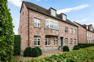 <p><span>Instapklaar gelijkvloers appartement met 2 slpks, garage, ruim terras en tuintje te Putte.</span></p><p><span> </span></p><p><span>Dit gelijkvloers appartement heeft een inkomhal met ingemaakte kasten, apart toilet, grote leefruimte met open geïnstalleerde keuken, bergruimte met kasten, badkamer met ligbad, aparte douche en dubbel lavabo-meubel, één ruime slaapkamer achteraan en een tweede kleinere kamer die voorzien is van ingemaakte kasten en doorgang geeft naar het terras en de zuidgerichte tuin. Achteraan is er een garagebox en zijn er nog 2 extra autostaanplaatsen. Deze zijn inbegrepen in de huurprijs, evenals het jaarlijkse snoeiwerk in de tuin. Het appartement is instapklaar, overal voorzien van verlichting en gordijnen, en is ideaal gelegen nabij het centrum van Putte. </span></p><p><span> </span></p><p><span>Beschikbaar vanaf 1 oktober 2026.</span></p><p><span> </span></p><p><span> </span></p>