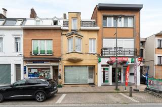 <u><strong>Te koop:</strong></u> karaktervolle gesloten woning in het centrum van Zaventem, op een premium locatie nabij scholen, openbaar vervoer en invalswegen.<br /><br />Deze woning, gebouwd tussen 1900 en 1918, combineert authentieke charme met moderne comfortvoorzieningen. Dankzij de nieuwe ketel (2020) en airco geniet u het hele jaar door van een aangenaam binnenklimaat. Bovendien bevestigde de gemeente Zaventem dat het pand, momenteel ingeschreven als handelshuis, kan worden omgevormd tot eengezinswoning. Met een EPC-label C is dit een energiezuinige keuze in het hart van de stad.<br /><br /><u><strong>Belangrijkste ruimtes:</strong></u><br />• Ruime woonkamer (45,2 m²) met veel lichtinval<br />• TV-kamer (24 m²) ideaal voor ontspanning<br />• Keuken (26 m²) met directe toegang tot het terras<br />• Drie slaapkamers (16,2 m², 10 m² en 21 m²)<br />• Badkamer (11 m²)<br />• Kelder (18 m²) voor extra opslag<br />• Tuin (60 m²) voor buitenplezier<br /><br /><u><strong>Troeven:</strong></u><br />• Nieuwe ketel van 2020 en airco<br />• Mogelijkheid tot omvorming naar eengezinswoning<br />• EPC-label C<br /><br />Meer informatie of een bezoek met Joery Van De Gucht? Contacteer ons via +3223351115<br />JOUW DROOMHUIS. ZO GEVONDEN!