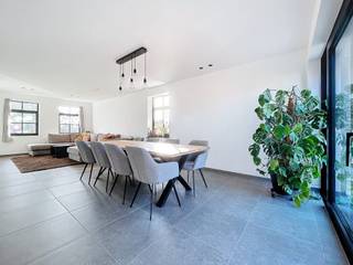 Deze woning in Staden is een prachtig voorbeeld van een moderne, energiezuinige half open bebouwing. Met een ruim terras en een carport biedt...