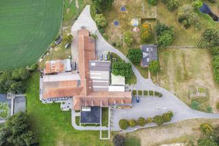 Een volledig vergunde en instapklare horeca-exploitatie gelegen op een uitgestrekt domein van 6.5 hectare in agrarisch gebied te Oedelem. De...