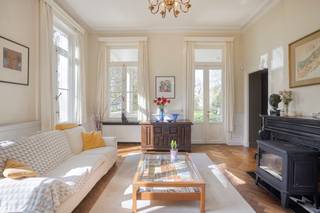 Deze elegante, laat-classicistische villa met koetshuis en bijhorend bebost landgoed bevindt zich op een eigendom van 129 are in Vissenaken,...