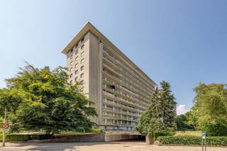 Welkom op de Fruithoflaan, waar ruimte, comfort en licht samenkomen in dit riante appartement van 158 m² op de 7e verdieping met lift. Ideaal...
