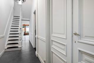 Op een uitstekende locatie te Edegem bevindt zich deze karaktervolle, instapklare woning met 3 slaapkamers en een aangename stadstuin. Het gezellige centrum van Edegem met zijn winkels, horeca en scholen ligt op wandelafstand. Tevens geniet u van een uitstekende bereikbaarheid vlak bij belangrijke invalswegen richting Antwerpen en Brussel.<br /><br />We betreden de woning via de authentieke inkomhal met vestiairemogelijkheden. De ruime leefruimte met hoge plafonds kunt u inrichten met een gezellige zithoek en een aparte eetplaats. Achteraan de woning bevindt zich de ruime open keuken die mooi werd geïntegreerd in het geheel, geniet van veel natuurlijke lichtinval en is voorzien van kwalitatieve toestellen. Via de keuken heeft u daarnaast ook toegang tot de aangename stadstuin. Hier kunt u steeds in alle rust en privacy genieten van het mooie weer. De nachthal op de eerste verdieping geeft toegang tot de masterbedroom en de erg ruime badkamer met lavabo, toilet en douche. Op de tweede verdieping bevinden zich nog 2 slaapkamers. Tenslotte beschikt deze woning ook over een praktische kelder, een conforme elektrische keuring en een gunstig EPC.<br /><br />Dit is een uitstekende opportuniteit als u op zoek bent naar een instapklare woning met 3 slaapkamers nabij het centrum van Edegem. Contacteer ons voor meer informatie op 0479/47.09.61 of via info@boonstravastgoed.be.<br /><br />Bijzonderheden :<br />- Gunstig EPC<br />- 3 slaapkamers<br />- Uitstekende locatie