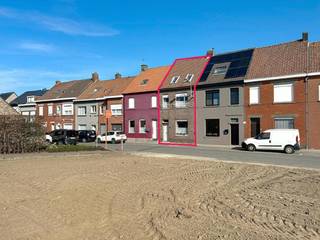 Mooi gelegen rijwoning in een rustige en landelijke omgeving, bestaande uit een ruime inkomhal, gezellige leefruimte met eet- en zithoek, ruime...