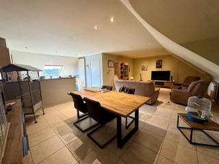 <p><span>Ruim 1-slaapkamer appartement in het centrum van Bree. </span></p><p><span> </span></p><p><span>ALGEMEEN: </span></p><p><span>- Appartement gelegen op de tweede verdieping. Geen lift aanwezig. </span></p><p><span>- Het appartement is voorzien van tegel- en vinylvloer. </span></p><p><span>- Top gelegen midden in het centrum van Bree. </span></p><p><span>- Geen gemeenschappelijke kosten. </span></p><p><span> </span></p><p><span> </span></p><p><span>INDELING</span></p><p><span>- Inkomhal / nachthal met toegang tot alle vertrekken. </span></p><p><span>- Leefruimte voorzien van een eet- en zithoek met open keuken. </span></p><p><span>- Slaapkamer voorzien van een Velux dakraam met verduistering. </span></p><p><span>- Badkamer voorzien van een ligbad, douche en wasmeubel met wastafel en kolomkasten. </span></p><p><span>- Gastentoilet voorzien van fonteintje. </span></p><p><span>- Berging voorzien van aansluiting voor wasmachine en droogkast. </span></p><p><span> </span></p><p><span>Vrij per 01/09/2025. </span></p><p><span> </span></p>