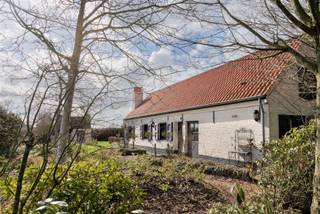 Op een boogscheut van het Kasteel van Ooidonk en vlakbij de Leie is deze landelijke hoeve met idyllisch karakter subliem gelegen.De woning ademt...
