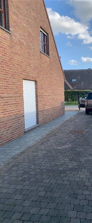 Halfopen, 3 slaapkamers, garage, plaats voor 4 auto’s, tuin 560 m2<br />EPC C (géén werken uit te voeren)<br />Wegens overlijden.