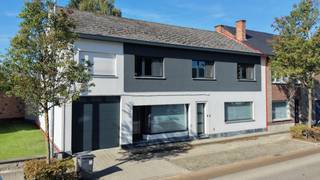 In het centrum van Schriek gelegen ruime woning met veel mogelijkheden tot een combinatie van wonen en werken of kangoeroewoning. De tuin is west georiënteerd. De woning omvat: kelder, inkomhal, bureel, 2de bureel (of 5e slaapkamer), zitruimte, wasplaats, werkruimte/berging, ruime diepe garage met hoge sectionale poort.<br />Op de verdieping: living met open ingerichte keuken (36m²), 4 slaapkamers (16m², 12m², 12m² en 10m²), badkamer (ligbad, dubbele lavabo en wc) en berging. Via vaste trap naar 2de verdieping ruime zolder met mogelijkheid tot bijmaken kamers. De woning heeft zowel airco voor verwarmen en koelen als cv op aardgas.<br />Totale vloeroppervlakte: 335m² + 80m² voor de 2de verdieping.<br />KI: 733 euro. EPC: 270 kWh/m² jaar - energielabel C - UC:3963416-RES-1.<br />De elektriciteit is conform. <br />Stedenbouwkundige info in aanvraag - woongebied - geen voorkooprecht ruimtelijke ordening - geen maatregelen in het Vlaams handhavingsplatform.<br />Niet overstromingsgevoelig - gebouwscore A - perceelscore A.