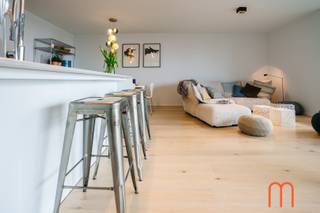 <strong>Exclusief wonen op toplocatie aan de Belgische kust</strong><br /><br />Dit prachtige appartement van <strong>124 m²</strong> is gelegen op de <strong>12de verdieping</strong> van de iconische <strong>Ensor Tower</strong>, in het hart van de bruisende Oosteroever te Oostende. Dankzij deze uitzonderlijke ligging geniet u van een panoramisch uitzicht op de haven en de zee, gecombineerd met alle comfort van hedendaags luxewonen.<br /><br /><br /><strong>Ruime leefruimte met zonnig terras</strong><br />De lichtrijke woonkamer sluit naadloos aan op het <strong>ruime terras aan de voorzijde</strong>, waar u in alle rust kunt genieten van het indrukwekkende uitzicht. De open indeling zorgt voor een aangenaam gevoel van ruimte en licht.<br /><br /><strong>Moderne open keuken met hoogwaardige afwerking</strong><br />De <strong>hedendaagse open keuken</strong> is volledig uitgerust met kwalitatieve toestellen en vormt het perfecte hart van het appartement. Ideaal voor wie houdt van koken en gezellig samenzijn.<br /><br /><strong>3 Comfortabele slaapkamers en stijlvolle badkamers</strong><br />De hoofdslaapkamer beschikt over een privébadkamer met ligbad, lavabo en toilet – een echte plek om tot rust te komen.<br /><br />Daarnaast zijn er 2 gastenkamers die gebruikmaken van een moderne badkamer met inloopdouche en lavabo.<br />Een apart gastentoilet en een praktische berging vervolledigen het interieur.<br /><br /><strong>Extra troef: mogelijkheid tot garagebox</strong><br />Er is de mogelijkheid om een <strong>ruime garagebox</strong> aan te kopen in de directe omgeving, wat een belangrijke meerwaarde vormt in deze populaire buurt.<br /><br /><strong>Duurzaam en energiezuinig wonen</strong><br />Bouwjaar: 2022<br />Verwarming: aangesloten op het warmtenet<br />EPC: 55 (E39)<br />Vaste kosten: € 110 per maand<br /><br /><strong>Technische gegevens</strong><br />Bewoonbare oppervlakte: 111,54 m²<br />Terras: 12,15 m²<br />KI (appartement): € 1.102<br /><br /><strong>Een unieke kans aan zee</strong><br />Dit appartement combineert stijlvolle afwerking, modern comfort en een uitzonderlijke ligging. Een ideale woonst of investering in één van de meest gegeerde residenties aan de Belgische kust.<br /> 