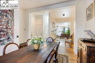 Stijlvolle, energiezuininge en luxueus afgewerkte stadswoning met tuin in hartje Aalst<br /><br />Ontdek deze prachtige, instapklare stadswoning in het bruisende centrum van Aalst – een perfecte combinatie van modern wooncomfort, verfijnde afwerking en een gezellige stadstuin. Met oog voor detail gerenoveerd, biedt deze woning drie volwaardige slaapkamers, hoogwaardige materialen en een unieke woonbeleving in een levendige, maar rustige stadsomgeving.<br /><br />Indeling:<br /><br />Via de inkomhal kom je in een lichtrijke leefruimte met open keuken. De woonkamer straalt klasse uit dankzij de warme parketvloer, ingebouwde verlichting en grote raampartijen die zorgen voor een natuurlijke lichtinval. De open keuken is volledig uitgerust met kwaliteitsvolle inbouwtoestellen en afgewerkt met luxueuze materialen – een droom voor elke hobbykok.<br /><br />Achteraan biedt de charmante stadstuin een oase van rust – ideaal om te ontspannen, te tuinieren of gasten te ontvangen tijdens zwoele zomeravonden.<br /><br />Op de eerste verdieping bevinden zich een ruime slaapkamer en een stijlvolle badkamer met douche, dubbele wastafel en ligbad. De tweede verdieping biedt nog twee ruime slaapkamers, die eveneens dienst kunnen doen als bureau of hobbyruimte.<br /><br />Troeven:<br /><br />Luxueuze afwerking met oog voor detail<br /><br />Volledig gerenoveerd – instapklaar<br /><br />3 volwaardige slaapkamers<br /><br />Stadswoning met gezellige tuin<br /><br />Energiezuinig en conform de huidige normen - EPC: B<br /><br />Centrale ligging op wandelafstand van winkels, scholen, station en horeca<br /><br />Vlotte verbinding met E40 en omliggende steden<br /><br />Meer info via info@vandevondel.be of 0497444201