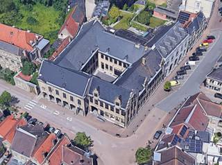 <div>Zeer centraal gelegen historische en multifunctionele site in de Veurnse binnenstad.</div>
<div>
<div>
<div>
<h5><strong>Bijzondere verkoopvoorwaarden</strong>:</h5>
<ul>
<li>
<h5>De verkoop gebeurt onder de vorm van een '<strong><em>sale en gedeeltelijke lease back formule</em></strong>'. Bieders worden verwezen naar volgende links op de website :<span> </span>plannen gebouw<span> </span>en<span> </span>erfdienstbaarheden.</h5>
</li>
</ul>
<h5><strong>Beschermingsstatuut:</strong></h5>
<h5>Beschermd Onroerend Erfgoed: Stadskern Veurne<span> </span>(Stads- of dorpsgezicht)</h5>
</div>
<div>
<h5>Vastgestelde Inventarissen:<br />- Historische stadskern van Veurne<span> </span>(Vastgestelde archeologische zone)<br />- Stadskern Veurne<span> </span>(Vastgesteld bouwkundig erfgoed)</h5>
</div>
<div>
<h5>Unesco Werelderfgoed: Landhuis en belfort: buffer<span> </span>(UNESCO werelderfgoed bufferzone)</h5>
</div>
<div>
<h5>Plannen: Veurne - Stadskern<span> </span>(Beheersplan)</h5>
<h5><strong>Stedenbouwkundig:</strong></h5>
<h5>PRUP Herziening Afbakening Kleinstedelijk gebied Veurne<br />Leefkwaliteitsplan Veurne Centrum<br />Stedenbouwkundige verordening binnenstad - stedenbouwkundige voorschriften<br />Stedenbouwkundige verordening 'leefkwaliteit meergezinswoningen'<br />Stedenbouwkundige verordening inzake lasten bij omgevingsvergunningen<br />Stedenbouwkundige verordening erfgoed - stedenbouwkundige voorschriften<br />Afbakening verordening erfgoed - Bijlage bij het besluit van 8 juli 2024</h5>
</div>
</div>
</div>
Deze site wordt u aangeboden in samenwerking met het biedplatform van COVAST. Indien u belangstelling heeft om een bod uit te brengen kan dit enkel via ALBERT Vastgoed. <br />Wanneer uw bod weerhouden wordt door de verkoper zal u als koper eveneens instaan voor de betaling van het honorarium aan COVAST.<br /><br />Bent u op zoek naar multifunctionele handelsruimtes, neem dan voor meer inlichtingen of een bezoek op afspraak contact op met Dominique Baes, ALBERT B2B, op 0498/12.82.20 of via dominique.baes@albert.immo.