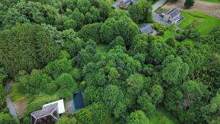 We Invest Malmedy biedt u dit bouwgrondstuk van 1.282 m² aan in de gemeente Stoumont, bekend om zijn ongerepte natuur en uitzonderlijke panorama's...