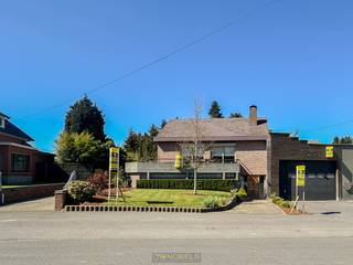 <p><span>MULTIFUNCTIONEEL pand op de grens met Maarkedal biedt alles wat u nodig heeft: een ruime woning, een loods van 300m² met hoge poort (4m), opslagruimte van 65m² en een aparte bureelruimte. Dankzij de CENTRALE LIGGING geniet u van een VLOTTE VERBINDING naar Ronse, Brakel, Flobecq en Oudenaarde. De woning beschikt over een LICHTRIJKE LEEFRUIMTE met aansluitend terras, een uitgeruste keuken, badkamer en vier slaapkamers. Via de VASTE TRAP bereikt u de GROTE ZOLDER met UITBREIDINGSMOGELIJKHEDEN voor extra kamers of een hobbyruimte. Ideaal voor ZELFSTANDIGEN, VRIJE BEROEPEN of ondernemers die hun zaak AAN HUIS willen uitbouwen. Het MAGAZIJN biedt niet alleen ruimte voor STOCKAGE of productie, maar beschikt ook over BERGINGEN en een DUBBELE GARAGE. Na de werkdag komt u heerlijk tot rust in de ZONNIGE TUIN met prachtig zicht op groen en BOOMPARTIJEN. Deze eigendom is een UNIEKE OPPORTUNITEIT voor wie RUIM wil wonen én PROFESSIONEEL actief wil zijn op één locatie. Mis deze kans niet om WONEN EN WERKEN slim te combineren in een GROENE, GOED BEREIKBARE OMGEVING.</span></p>
<br />Adres: Schorissesteenweg 86<br /><br />Renovatieplicht van toepassing; P-score: A, G-score: A