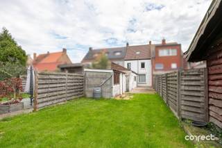 Rustig gelegen woning met 3 slaapkamers, ruime zolder en tuin.STARTPRIJS: Elk bod boven deze startprijs, wordt voorgelegd aan de eigenaars, die al dan niet kunnen in gaan op dit aanbod.Op zoek naar een woning op een rustige ligging, maar toch dichtbij het centrum, invals-en snelwegen met ruimte en potentieel?Deze netjes onderhouden woning biedt heel wat mogelijkheden!Via de inkomhal komt u in de aangename leefruimte, met aansluitend de keuken met toegang naar terassen en de tuin, eveneens op het gelijkvloers de badkamer met toilet, lavabo en douche.Op de 1ste verdieping bevinden zich 3 slaapkamers, ideaal voor een gezin of wie extra ruimte wilt.Eén absolute troef is de ruime, geisoleerde zolderverdieping, bereikbaar via een vaste trap, die mits de nodige inrichting perfect kan dienst doen als extra slaapkamer, hobby, bureau of polyvalente ruimte.Ook buiten heeft deze woning heel wat te bieden, de tuin die baadt in het groen zorgt voor een aangename en rustige omgeving waar u heerlijk kunt ontspannen!De woning is voorzien van gaskachels, de epc kan worden naar een D score worden gebracht door CV te plaatsen en/of zonnepanelen.Een woning op een rustige maar interessante ligging en vooral veel mogelijkheden, zeker een bezoek waard!📞 Contacteer Regine voor een bezoek: 0493 112 050 – regine@correctvastgoed.be👉 Online schattingstool: https://www.correctvastgoed.be/schatting