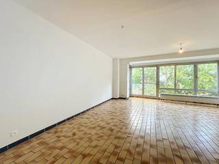 Appartement de deux chambres avec place de parking à louer dans le centre de Vilvorde sur la Franklin Roosevelt Veltlaan.<br /><br />L'appartement est divisé comme suit :<br />- Salon<br />- Cuisine<br />- 2 chambres<br />- Salle de bain <br />- WC séparés<br />- Local de rangement avec raccordement pour machines à laver<br />- Balconnet<br />- Sous-sol<br />- Espace de stationnement<br /><br />Les frais communs s'élèvent à 100,00 euros/mois (sous forme de commission) et concernent l'entretien des parties communes, le chauffage, la ventilation et l'adoucisseur d'eau.<br /><br />L'appartement est disponible immédiatement. Désirez-vous une visite ?<br />Veuillez soumettre votre demande via notre site Web.<br />.
