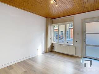 <p><span>Leuke stadswoning met aangename buitenruimte in centrum Diest</span></p><p><span>In het centrum van Diest vinden we deze leuke stadswoning aan de Kautershoek 30. Met een praktische indeling en een bewoonbare oppervlakte van 110 m² is deze woning interessant voor wie graag centraal woont, met winkels, scholen, openbaar vervoer en andere voorzieningen op wandelafstand.</span></p><p><span>Op het gelijkvloers beschikt de woning over een leefruimte, een open keuken met eetplaats en een badkamer. De keuken sluit aan op de leefruimte, waardoor er een aangenaam geheel ontstaat. De badkamer is voorzien van een douche, lavabo en toilet.</span></p><p><span>De woning beschikt over 2 slaapkamers. Daarnaast is er nog een zolder aanwezig, die vooral dienst doet als extra bergruimte.</span></p><p><span>Achteraan beschikt de woning over een aangename buitenruimte. Deze koer vraagt weinig onderhoud en biedt plaats om buiten te zitten. Verder is er achteraan ook nog extra bergruimte aanwezig bij de koer, wat praktisch is voor fietsen of stockage.</span></p><p><span>De ligging is een duidelijke troef. De woning bevindt zich in het centrum van Diest, waardoor dagelijkse voorzieningen vlot bereikbaar zijn. Ook het station, scholen, winkels en verbindingswegen bevinden zich in de nabije omgeving.</span></p><p><span>Dit pand is vooral interessant voor kopers die op zoek zijn naar een instapklare stadswoning met 2 slaapkamers, extra bergruimte en een aangename buitenruimte op een centrale locatie in Diest.</span></p><p><span>Troeven van deze woning:</span><span><br />· Leuke stadswoning in centrum Diest<br />· Bewoonbare oppervlakte van 110 m²<br />· EPC-label B (er is geen renovatieplicht)<br />· Dak vernieuwd in 2025<br />· Elektriciteit is conform<br />· Leefruimte met open keuken en eetplaats<br />· Zolder als extra bergruimte<br />· Aangename buitenruimte met berging<br />· In het centrum gelegen (mooie en rustige straat)</span></p><p><span>Ideaal voor alleenstaanden, jonge koppels, kleine gezinnen, starters en investeerders (vlotte verhuring gegarandeerd).<br />De woning is momenteel verhuurd én is reeds opgezegd. De woning zal beschikbaar zijn bij akte.</span></p><p><span>Kom zeker een kijkje nemen en ontdek wat deze woning te bieden heeft.<br />Bel Immo Diest: 013 31 25 22.</span></p><p><span>Bron bewoonbare oppervlakte: EPC.</span></p><p><span> </span></p>
