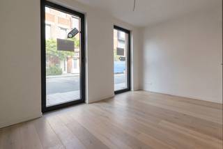 <strong>Ligging - omgeving:</strong><br /><br />Aan het St Pietersstation in de Raketstraat – Meersstraat, bevindt zich het project Gandhon, een ontwikkeling van Fenixco en NOAN Real Estate.<br />Gandhon bestaat uit 63 wooneenheden, verdeeld over 9 gebouwen . Alle gebouwen zijn rond een ruime privatieve tuin ingepland, alle entiteiten genieten hierdoor van optimale lichtinval en zicht op groen. Er zijn voldoende fietsenstallingen en parkeerplaatsen. <br />Gandhon wordt opgetrokken in duurzame materialen. Het architecturale ontwerp getuigt van eigentijdse vormgeving.<br /><br /><strong>Kantoor</strong><br /><br />Ideale praktijk- of kantoorruimte. Via de inkom hebt u toegang tot 2 kamers, waarvan één met een geïnstalleerde keuken. Er is een douchekamer met toilet. Eén van de kamers heeft toegang tot het zuidgerichte terras met zicht op de binnentuin.<br /><br /><strong>Contacteer Anthony voor meer informatie op 0488 14 62 77</strong>